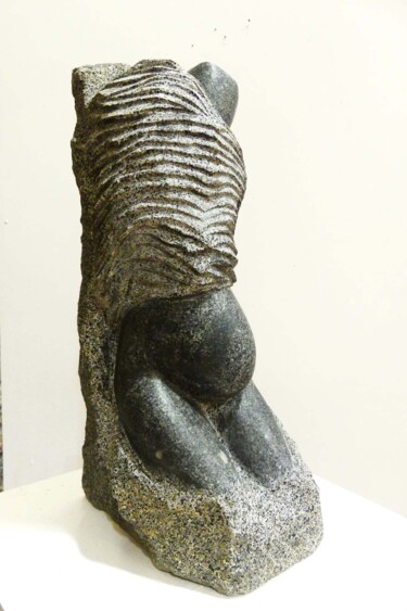 Скульптура под названием "Encorpée" - Margot Lasalle (Soleil Noir), Подлинное произведение искусства, Камень