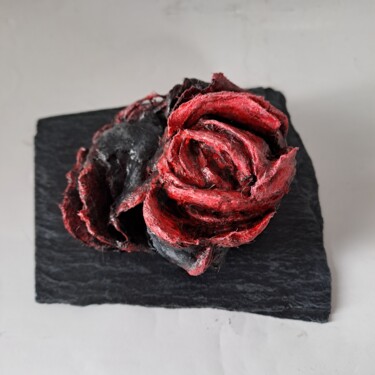 Sculpture intitulée "when rock blooms" par Serendipity Liche, Œuvre d'art originale, Papier mâché