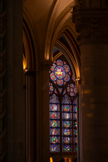 Vitraux de ""Notre Dame de Paris " en lumière chaude
