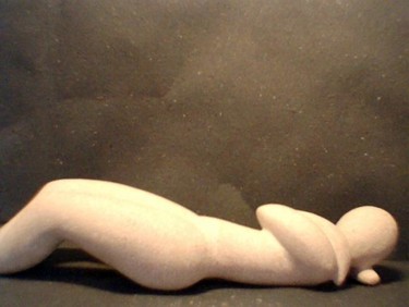 femme allongée Sculpture intitulée "femme allongée" par Isabelle Motte, Œuvre d'art originale, Pierre