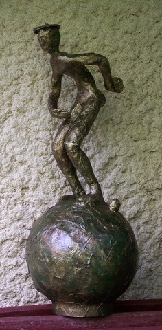Sculpture intitulée "Bill, joueur de bou…" par Anne-Frédérique Ferret, Œuvre d'art originale, Papier