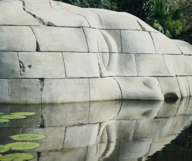 Prune Nourry transforme North Beach : un visage féminin émerge des flots