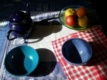 Photographie intitulée "Théière, bol, fruits" par Morgane A., Œuvre d'art originale
