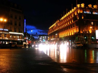 Photographie intitulée "Rue Saint Lazare" par Jusama, Œuvre d'art originale