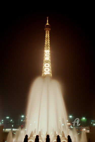 Tour Eiffel 'Fusée' (encadré) Photographie intitulée "Tour Eiffel 'Fusée'…" par Carine Sarcie, Œuvre d'art originale, Photographie argentique Monté sur Au…