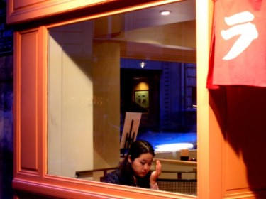 Photographie intitulée "Au restaurant, homm…" par Jusama, Œuvre d'art originale