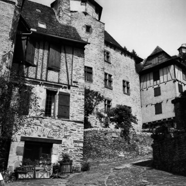 제목이 "La place de Conques"인 사진 Frédéric Duchesnay로, 원작, 아날로그 사진