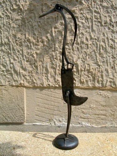 제목이 "LE HERON CENDRE"인 조형물 Gerard Lami로, 원작