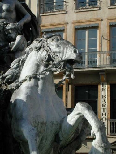 Photographie intitulée "cheval a Lyon" par Giuliano Bianchetti, Œuvre d'art originale