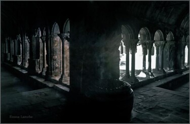 Photographie intitulée "Cloître sainte Trop…" par Emma Laroche, Œuvre d'art originale