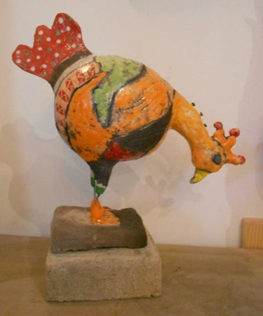 제목이 "la Poule"인 조형물 Armelle Colombier로, 원작, 도예