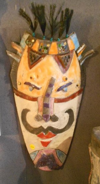 Sculptuur getiteld "masque aux moustach…" door Armelle Colombier, Origineel Kunstwerk, Keramiek