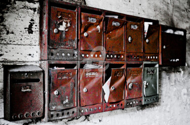 Photographie intitulée "Les Boîtes" par Alanig Keltz, Œuvre d'art originale