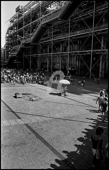 Photographie intitulée "Paris Beaubourg 2" par Pascaline, Œuvre d'art originale, Photographie argentique