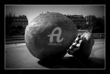 Photographie intitulée "Paris - Beaubourg 5" par Pascaline, Œuvre d'art originale, Photographie argentique