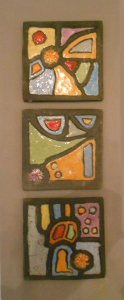 Skulptur mit dem Titel "triptyque" von Armelle Colombier, Original-Kunstwerk, Keramik