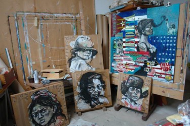 Dessin intitulée "Galerie Portraits" par Hélène Py, Œuvre d'art originale, Fusain