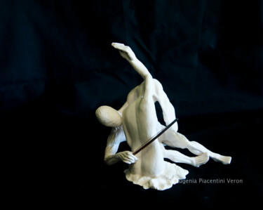 Escultura titulada "Violinando" por María Eugenia Piacentini, Obra de arte original, Cerámica