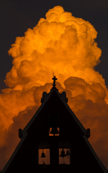 Fotografía titulada "Itzimna on Fire Clo…" por Mario Morales Rubí, Obra de arte original, Fotografía digital