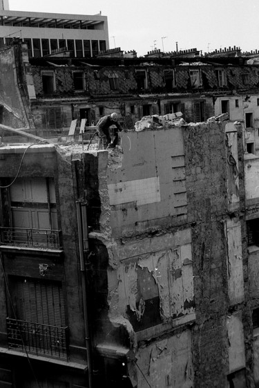 Photographie intitulée "SANS FILET rue de C…" par Dominique Thivollier, Œuvre d'art originale