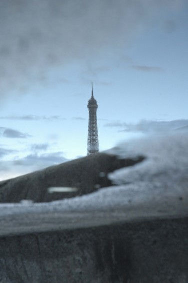 Photographie intitulée "Eiffel in flaque by…" par Cyneye, Œuvre d'art originale