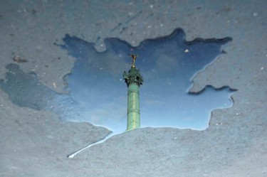 Photographie intitulée "Bastille in flaque…" par Cyneye, Œuvre d'art originale