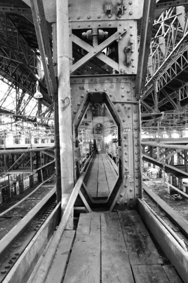 Photographie intitulée "Hangar 83 usure du…" par Chrisart, Œuvre d'art originale