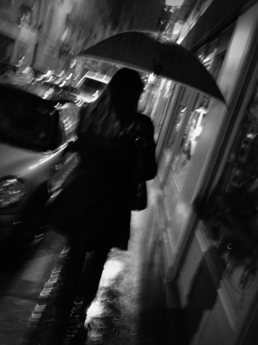 Parapluie rue Levis (n&b).jpg Photographie intitulée "Parapluie rue Levis…" par Jean-Luc Perrault, Œuvre d'art originale, Photographie numérique