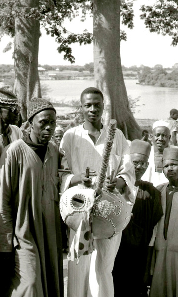 Photographie intitulée "Griot à Bassé-Santa…" par Claude Guillemet, Œuvre d'art originale, Photographie non manipulée