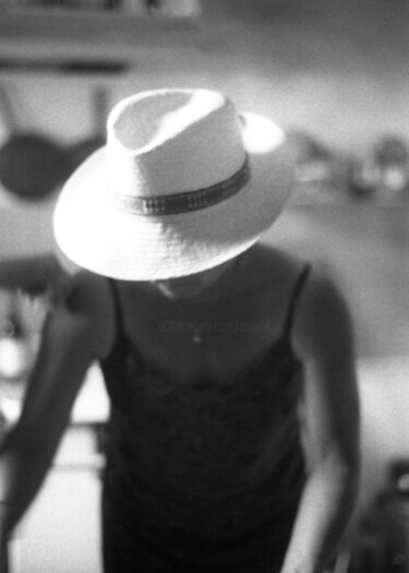 La Femme au Chapeau... Photographie intitulée "La Femme au Chapeau…" par Philippe Berthier, Œuvre d'art originale, Photographie numérique