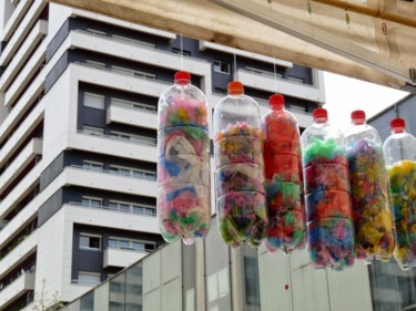 Installation intitulée "Bouteilles à la mer" par Zampo, Œuvre d'art originale
