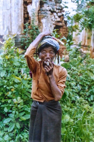 Photographie intitulée "Femme au cigare" par Jean Paul Rosso, Œuvre d'art originale