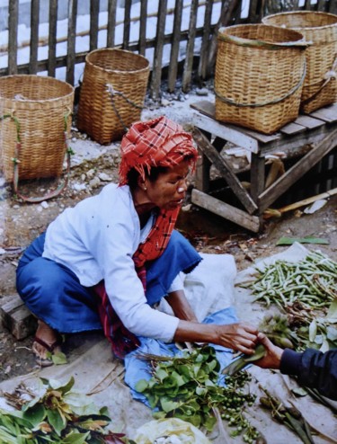 Photographie intitulée "Femme au marché 2" par Jean Paul Rosso, Œuvre d'art originale