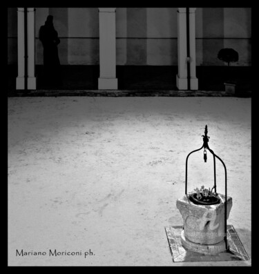 「fontevivo chiostro」というタイトルの写真撮影 Mariano Moriconiによって, オリジナルのアートワーク