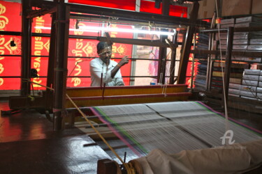 Photographie intitulée "A Kerala Weaver" par Tina Lane, Œuvre d'art originale