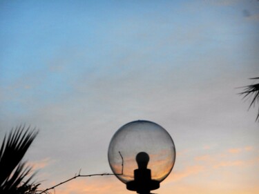 Photographie intitulée "ceci n'est pas une…" par Manu Surreabulliste, Œuvre d'art originale