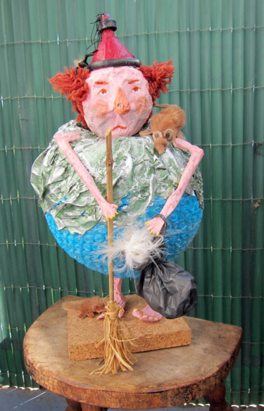 Sculpture titled "la sorciere Ozordur…" by Hel Swynghedauw, Original Artwork, Paper maché