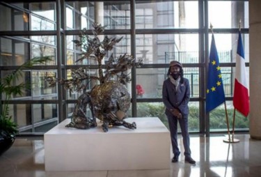Sculpture intitulée "Sous l’arbre du Sav…" par Freddy Tsimba, Œuvre d'art originale