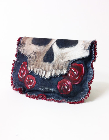 제목이 "Skull and Roses"인 섬유 예술 Modesty로, 원작