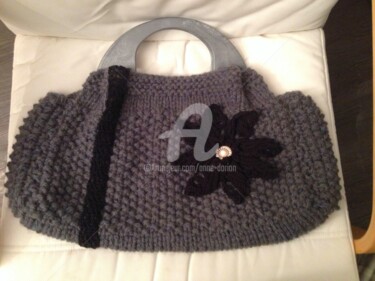 Sac gris à la bande et fleur noires, tricot