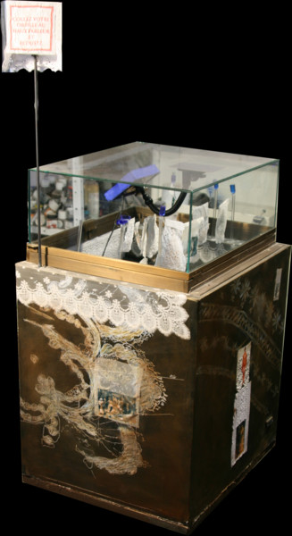 Installation intitulée "mariage ,manège" par David Siboni, Œuvre d'art originale, Objets trouvés