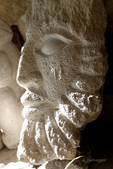 "Visage en pierre" başlıklı Heykel Alain Bernegger tarafından, Orijinal sanat