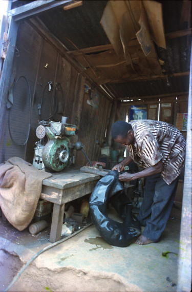 Réparateur de pneus au Burkina