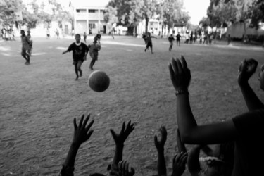 Durante un match di calcio fra ragazzi
