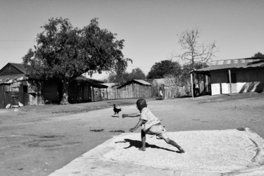 Bambino scaccia un pollo