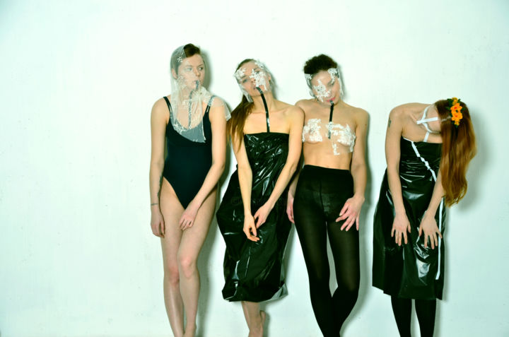 he30 /I had 4 girlfriends, One evening they wore my trash 摄影, 28.4x43.3 in