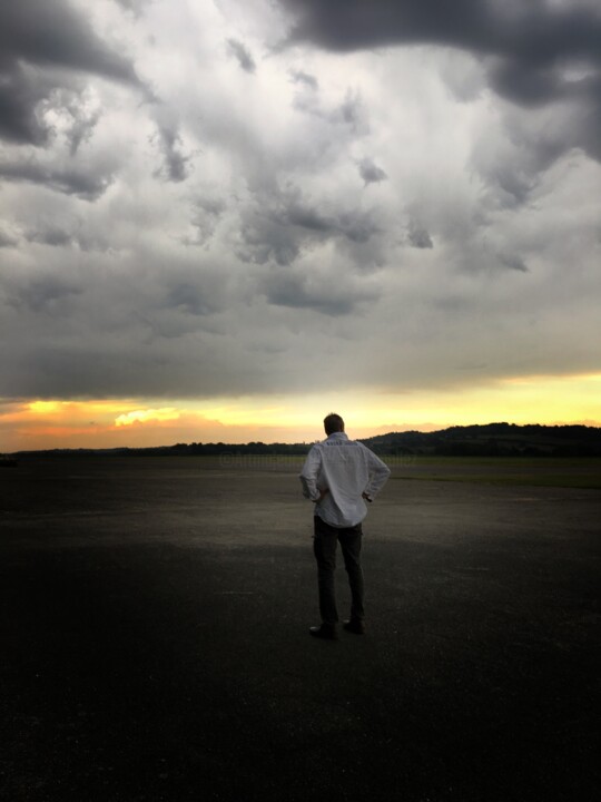 Fotografía titulada "L'homme qui regarda…" por Agnès M, Obra de arte original, Fotografía digital