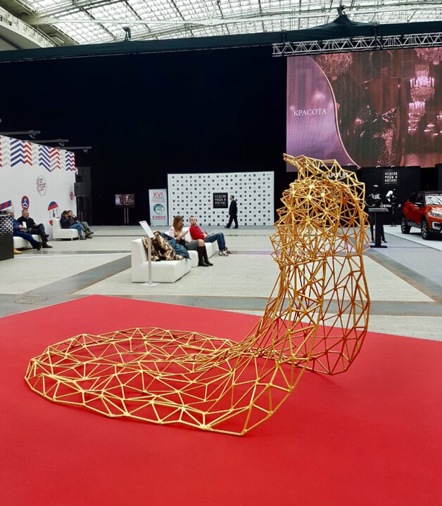 Escultura titulada "Golden Fur Coat" por Alexandra Weld Queen, Obra de arte original, Metales