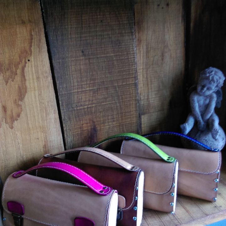 Artcraft titled "Pochettes en cuir e…" by Créas Tout En Couleurs, Original Artwork, Handbags