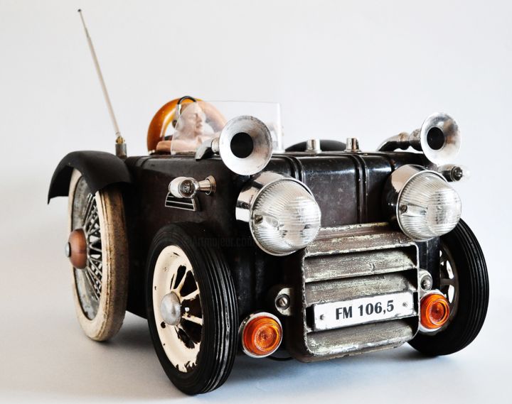 A RADIO ROADSTER 雕塑, 11.8x17.7 in